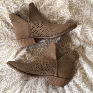 7.5 Merona ankle boots. Tan.